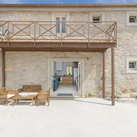 Villa Charming In With Swimming Pool